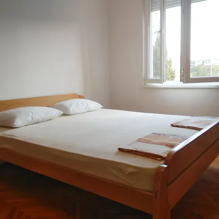 Cozy Near Centar شقة